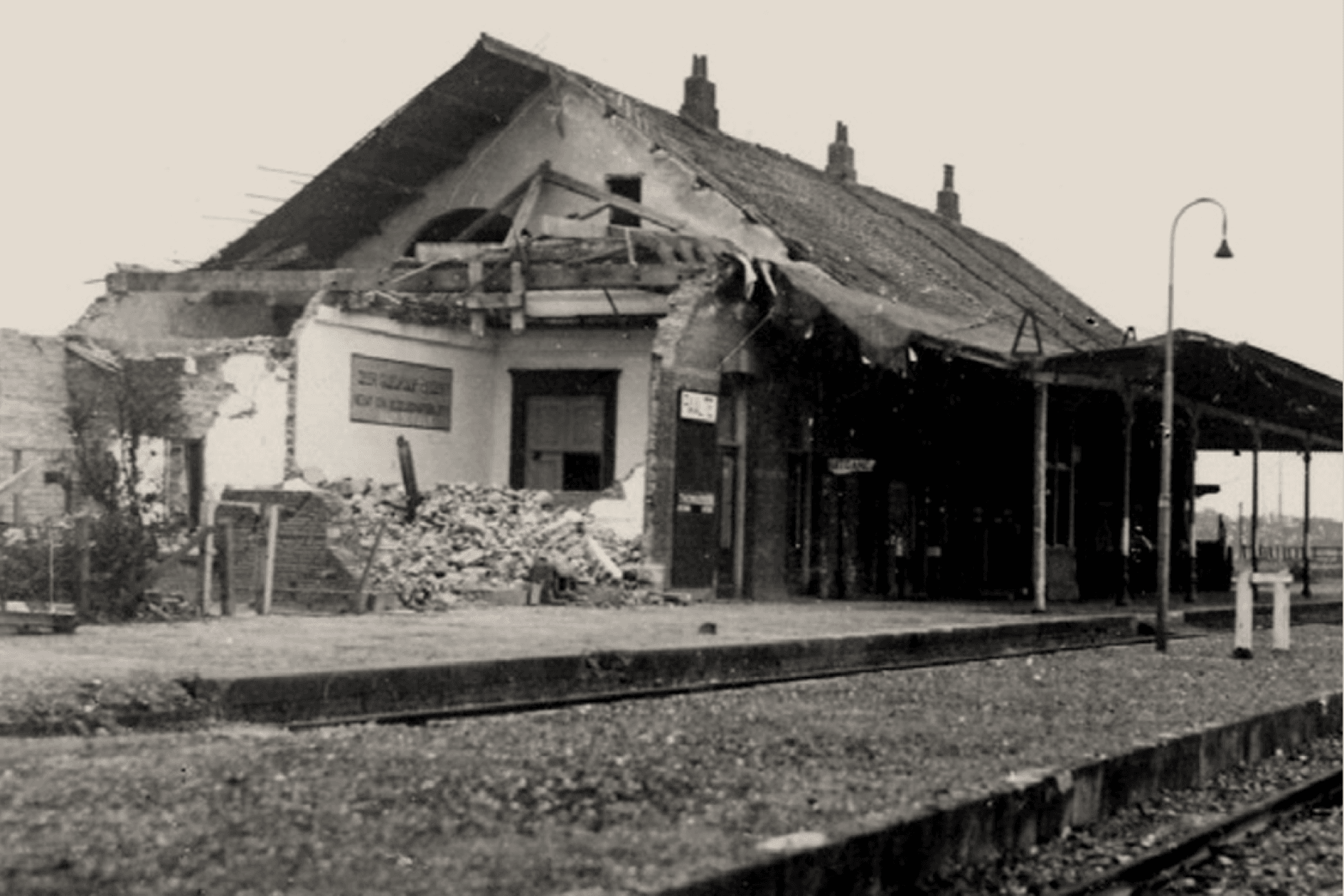 Gezicht op het tijdens de oorlog vernielde NS-station Raalte