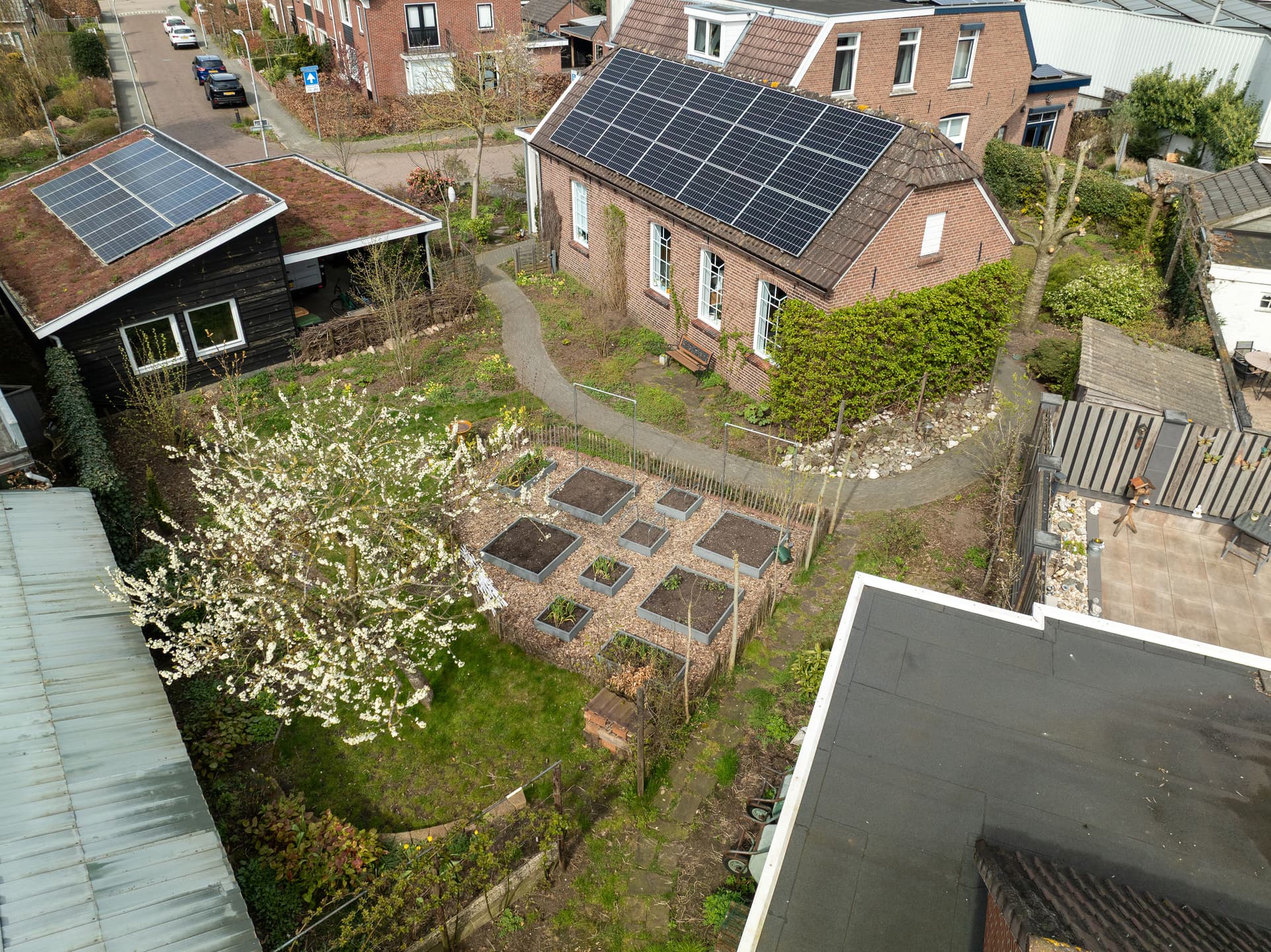 Drone-foto van haar duurzame tuin